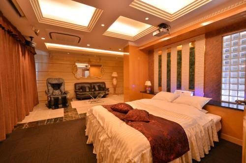 Una cama o camas en una habitación de ホテルセリーヌ(大人限定)