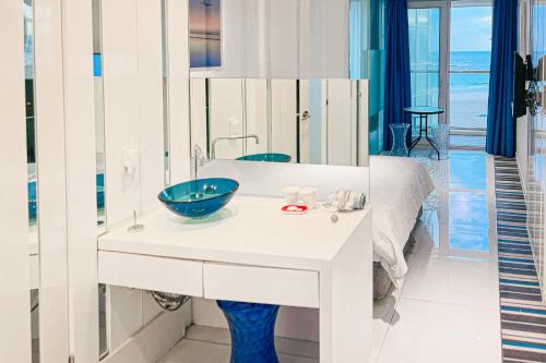 uma casa de banho com um lavatório e um espelho em Hamdeok Beach Stay Jeju em Jeju