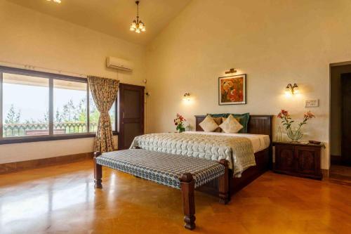 Postel nebo postele na pokoji v ubytování Whispering Heights, Pawna Lake, Lonavala - amã Stays & Trails