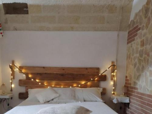 una camera da letto con un letto illuminato di Kryptàdion a Grottaglie