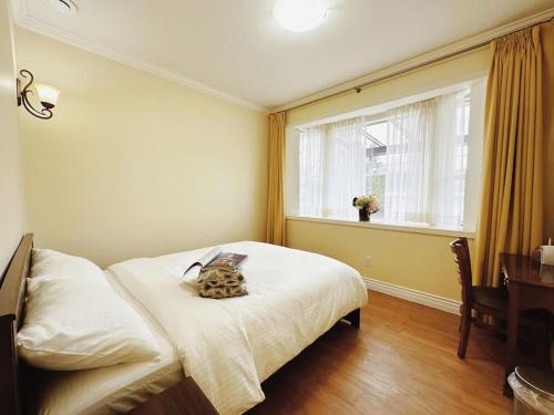 a bedroom with a bed and a desk and a window at Super Cosy 8Bed & 6Bath in Vancouver heart near to airport and DownTown in Vancouver
