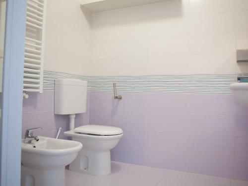 a bathroom with a toilet and a sink at Costa Azzurra Residence in Grado