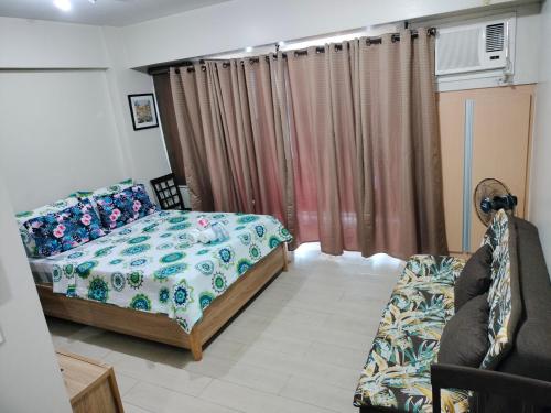 Cama ou camas em um quarto em Condotel Near Airport at Two Palmtree Villas