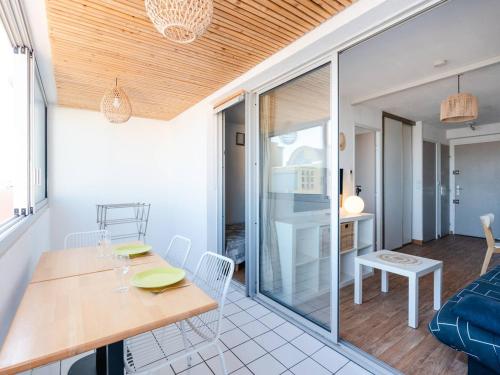 une cuisine et une salle à manger avec une table et des chaises dans l'établissement Appartement Gruissan - Parking Privé, Animaux Acceptés - FR-1-409A-16, à Gruissan