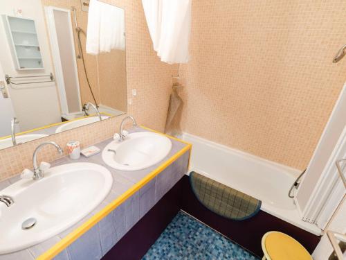 Kúpeľňa v ubytovaní Appartement proche du port à Gruissan, animaux permis, mini-box WiFi - FR-1-409A-21