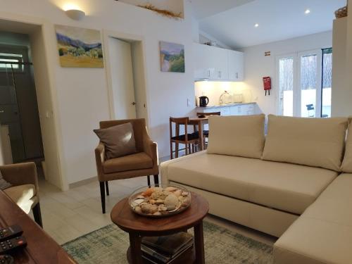 een woonkamer met een bank en een tafel bij 20 Casa da Aldeia in Alfarim