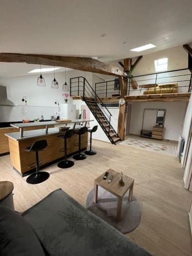 ein Wohnzimmer mit einem Sofa und einem Tisch in der Unterkunft Le nid de bois - Centre ville - WIFI/SMART TV in Casteljaloux