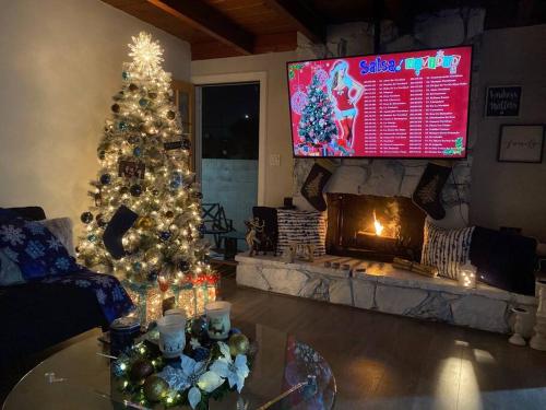 uma sala de estar com uma árvore de Natal e uma lareira em SPACE X ,LAX & Beaches Beautiful Guest House em Gardena