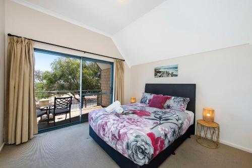 Una cama o camas en una habitación de Ocean View Port Geographe