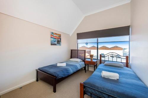 Tempat tidur dalam kamar di Ocean View Port Geographe
