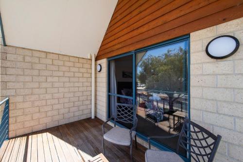 Un balcón o terraza en Ocean View Port Geographe