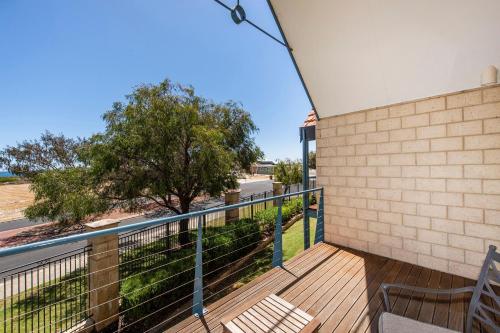 Un balcón o terraza en Ocean View Port Geographe