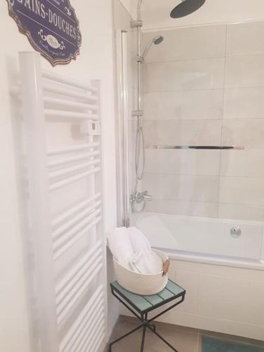 une salle de bain avec une douche et une vasque sur un tabouret dans l'établissement Grange Bouton d Or Quiet countryside location, à Malleret-Boussac