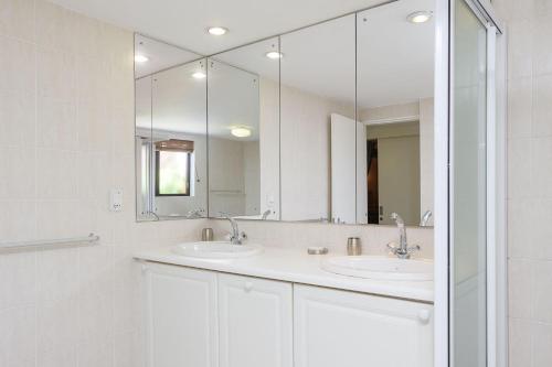 La salle de bains est pourvue de 2 lavabos et d'un grand miroir. dans l'établissement San Lameer Villa 10304 - 2 Bedroom Superior - 4 pax - San Lameer Rental Agency, à Southbroom