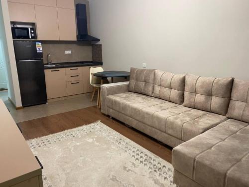 Kuchyň nebo kuchyňský kout v ubytování Уютная квартира-студия ЖК Теремки