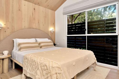 Ένα ή περισσότερα κρεβάτια σε δωμάτιο στο Akora Cabin at Hyams Beach