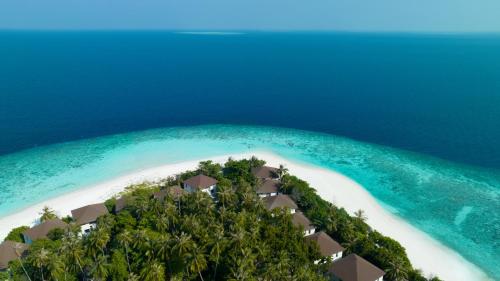 z powietrza widok na ośrodek na plaży w obiekcie Avani Plus Fares Maldives Resort - 50 percent off on Seaplane transfer for minimum 7-nightstay till 22 Dec 2024 w mieście Baa