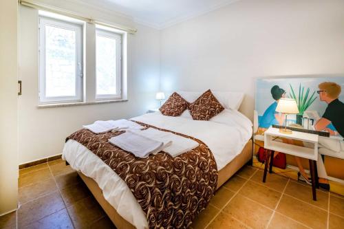 Llit o llits en una habitació de Great House with Shared pool and Balcony in Gocek