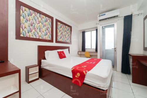 Кровать или кровати в номере RedLiving Apartemen Riverview Residence - Alima View Tower Mahakam