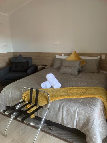 Letto o letti in una camera di Merriwa Golden Fleece Motor Inn & Lodge incorporating Merriwa Motor Inn & Motel