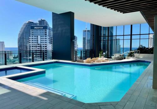 una gran piscina en la parte superior de un edificio en Luxury 2 bedrm apartment in Broadbeach- Be a Star in Tower One of the casino 2 bedroom apartment 334F en Gold Coast