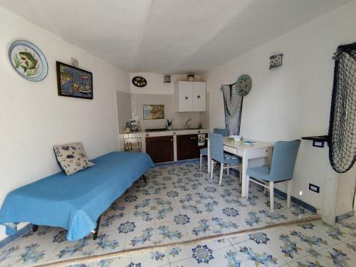 - une chambre avec un lit, une table et des chaises dans l'établissement La Conchiglia Vietrese, à Vietri