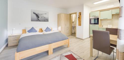 1 dormitorio con 1 cama grande y cocina en Weisses Rössl en Pfreimd