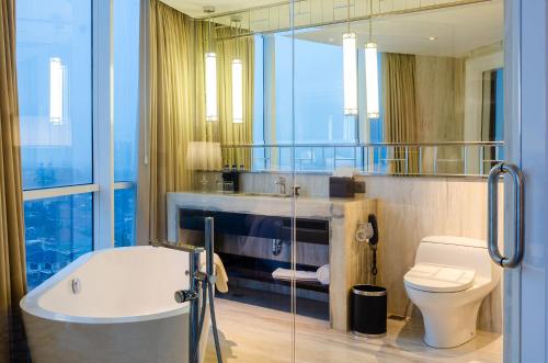 Bathroom sa Hotel Ciputra World Surabaya managed by Swiss-Belhotel International