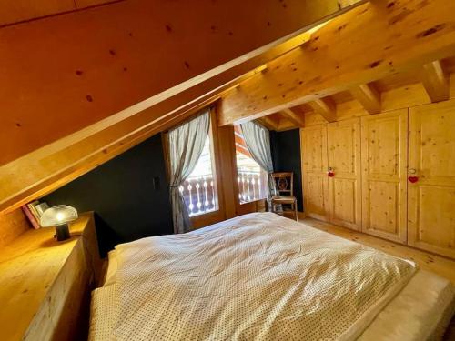 - une chambre avec un grand lit dans une cabine dans l'établissement Best view in Crans-Montana, à Crans-Montana