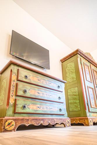 a dresser with a tv on top of it at Weisses Rössl in Pfreimd