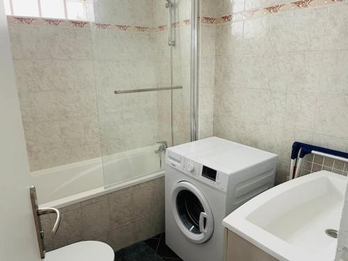 La salle de bains est pourvue d'un lave-linge et d'un lavabo. dans l'établissement 2 pièces 45m2 à proximité de Paris et Disneyland, à Champigny-sur-Marne