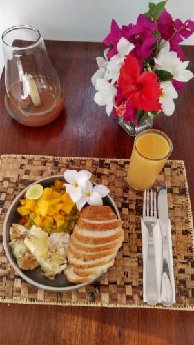 Makanan di atau berdekatan rumah tamu ini