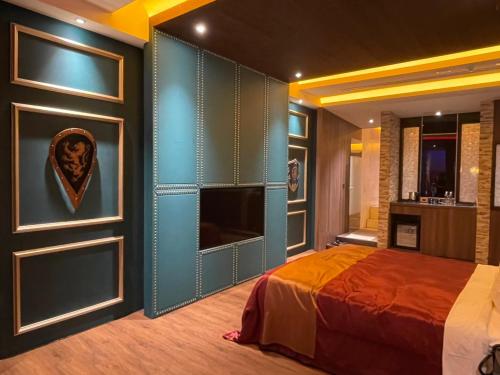 a bedroom with a bed and a wall with a mirror at Yosemite Motel - Chunghua Branch in Taichung