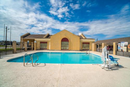 una piscina frente a un edificio en Aransas Bay Inn & Suites Corpus Christi by OYO en Aransas Pass