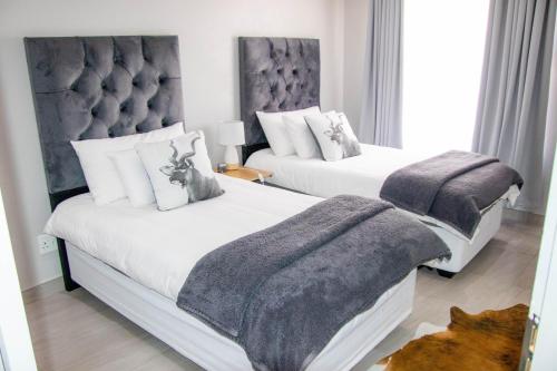 two beds in a hotel room at Ongwe Leisure Property in Swakopmund
