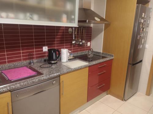 uma pequena cozinha com um lavatório e um frigorífico em Splendor Residence Apartment em Portimão