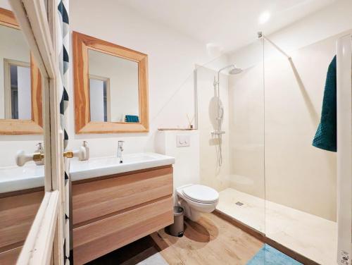ニースにあるPromenade des Anglais Negrescoのバスルーム(トイレ、洗面台、シャワー付)