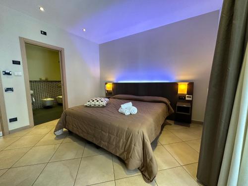 - une chambre avec un lit et 2 oreillers dans l'établissement BB 10 Serpotta & Restaurant, à Palerme
