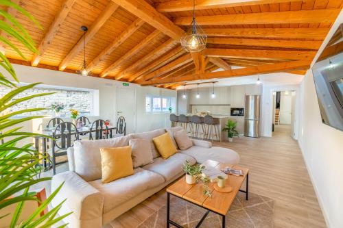 a living room with a couch and a table at Espectacular apartamento a 10 minutos de Pamplona in Uterga