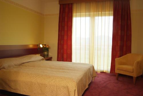 Ένα ή περισσότερα κρεβάτια σε δωμάτιο στο Hotel Vila Emei