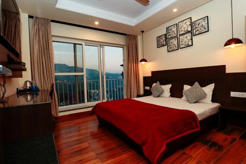 um quarto com uma cama grande e uma janela grande em Meraki shimla em Shimla