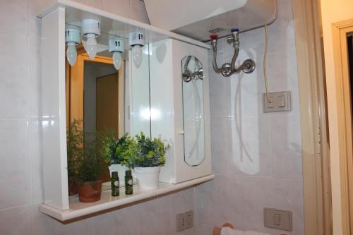 y baño con ducha y espejo. en Mille Bouganville, en Platamona
