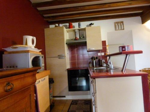 uma cozinha com um fogão e uma bancada em Lumineuse maison de vacances avec jardin clos em Bussière-Boffy