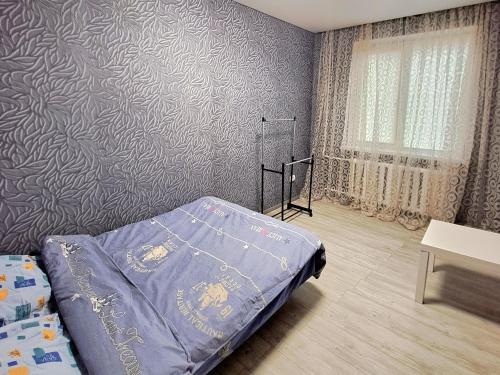 เตียงในห้องที่ 2 комнаты в центре Солнечная галлерея,Мэтро,Сильпо,КБ75 Тысячка