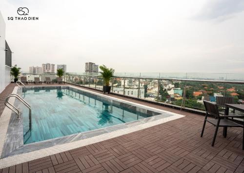 胡志明市的住宿－SQ Thao Dien，建筑物屋顶上的游泳池