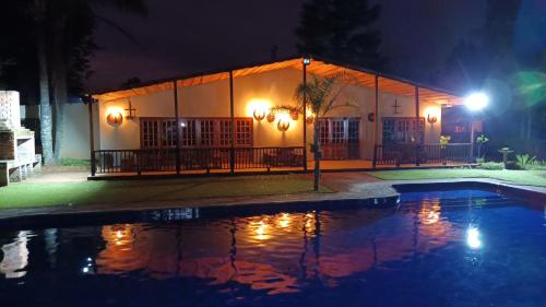 een gebouw met een zwembad in de nacht bij Eagle Creek Resorts Sabie in Sabie