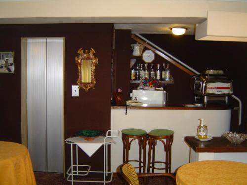 Zimmer mit einer Bar mit Hockern und einer Theke in der Unterkunft Bridge Hotel in Bagni di Lucca