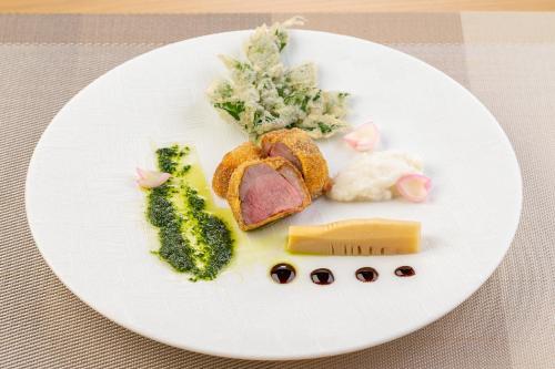 a plate of food with meat broccoli and cheese at Ishinoya Izunagaoka - TKP Hotels & Resorts in Izunokuni