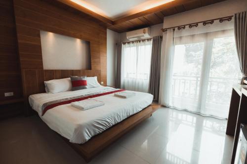 Кровать или кровати в номере Lanta Ray Bay Hotel
