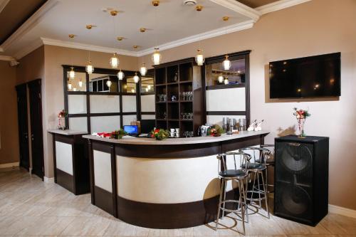 un bar en un restaurante con taburetes en una habitación en Nurtau, en Pavlodar